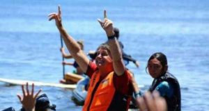 Jair Bolsonaro de colete na praia