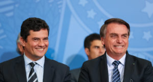 Sergio Moro e Jair Bolsonaro lado a lado, sorrindo.