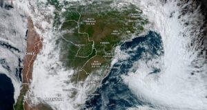 O ciclone extratropical em alto mar na altura da costa do Sul do Brasil, vista por imagem de satélite da tarde de quinta-feira (09). Imagem: Zoom Earth/MetSul