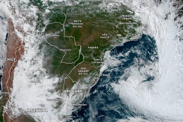 O ciclone extratropical em alto mar na altura da costa do Sul do Brasil, vista por imagem de satélite da tarde de quinta-feira (09). Imagem: Zoom Earth/MetSul