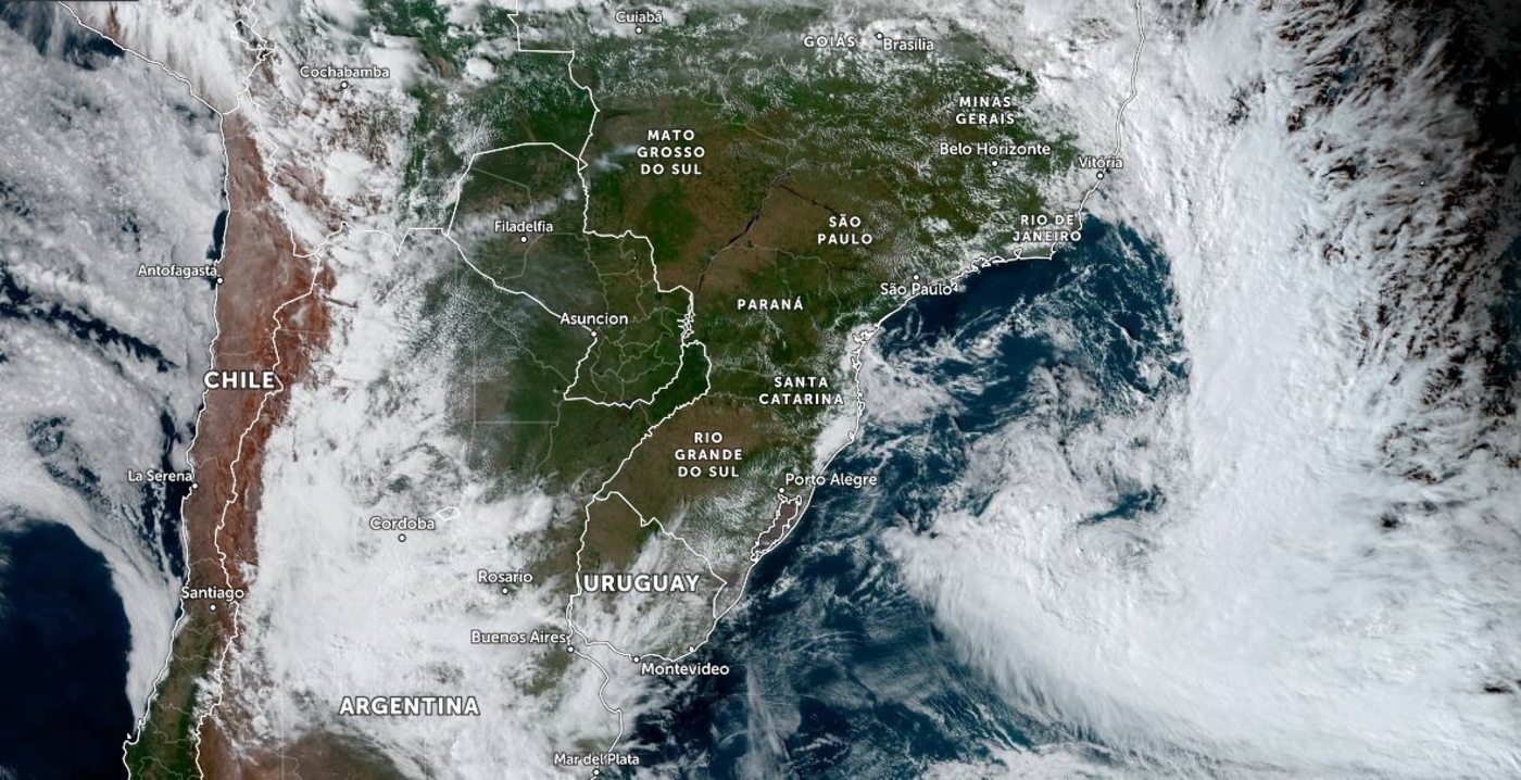 O ciclone extratropical em alto mar na altura da costa do Sul do Brasil, vista por imagem de satélite da tarde de quinta-feira (09). Imagem: Zoom Earth/MetSul