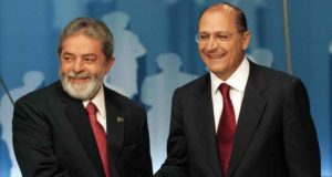 Lula apertando a mão de Alckmin