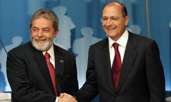 Lula apertando a mão de Alckmin