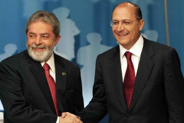 Lula apertando a mão de Alckmin