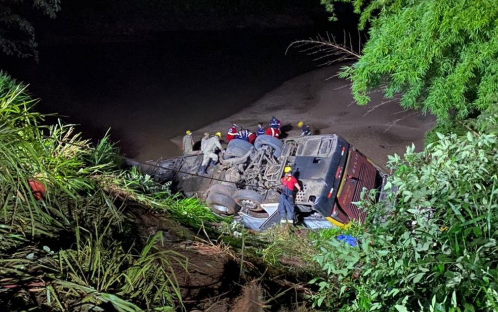 Ônibus cai em ribanceira e provoca 5 mortes em Goiás. Foto: Reprodução/TV Anhanguera