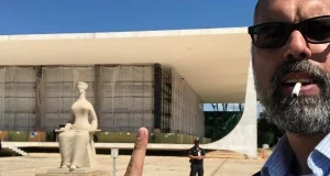 Allan dos Santos na Praça dos Três Poderes em Brasília, onde TSE bloqueou valor milionário de canais bolsonaristas