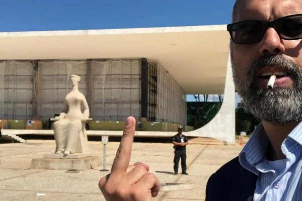 Allan dos Santos na Praça dos Três Poderes em Brasília