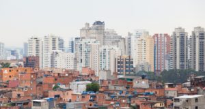 Favela e bairro nobre ao fundo