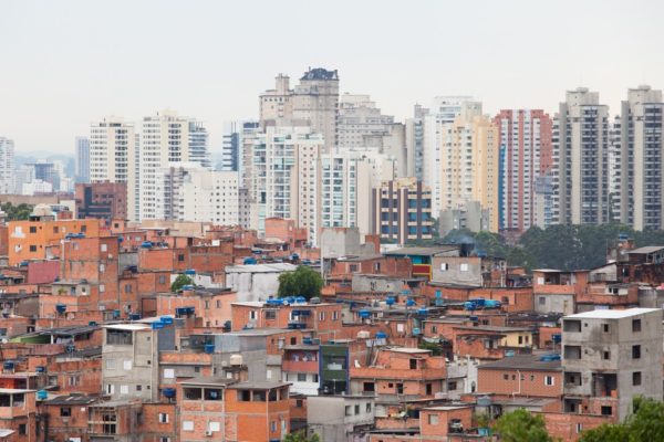 Favela e bairro nobre ao fundo
