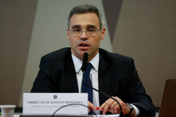 André Mendonça sentado no Senado com um microfone à sua frente