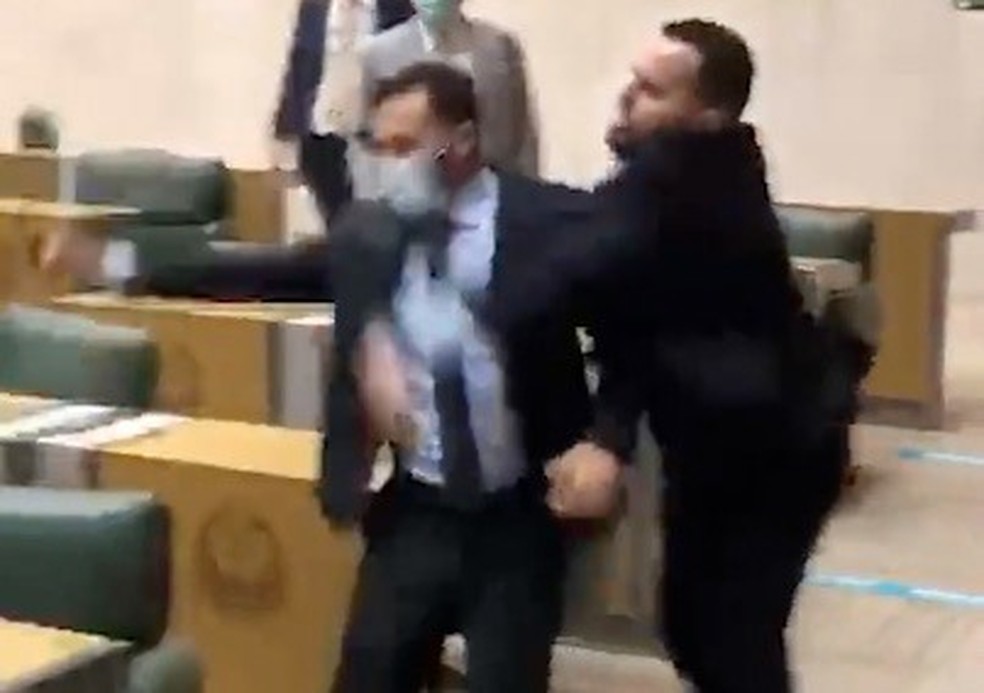 Mamãe Falei e Gil Diniz durante briga na Alesp
