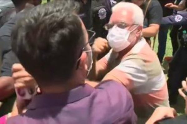 Homem agredindo jornalista