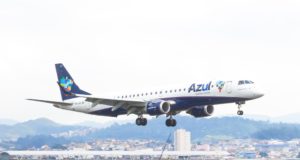 Avião da Azul precisou retornar a Fortaleza minutos após a decolagem por culpa de negacionista