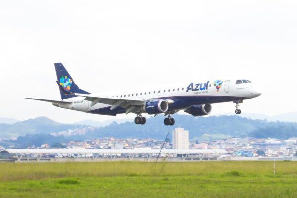 Avião da Azul precisou retornar a Fortaleza minutos após a decolagem por culpa de negacionista