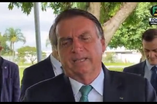 Jair Bolsonaro no cercadinho