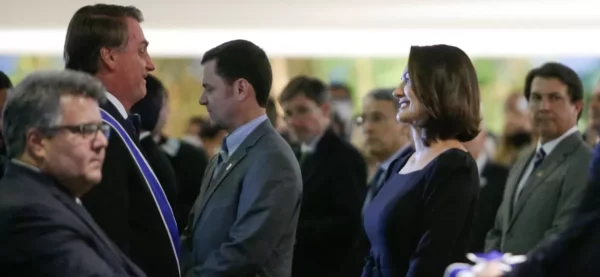 Bolsonaro condecorou a primeira-dama