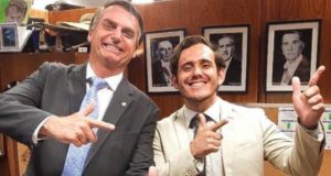 Bolsonaro e bolsonarista acusado de jogar namorada de carro