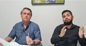 O presidente Jair Bolsonaro em transmissão ao vivo nas redes sociais. Foto: Reprodução