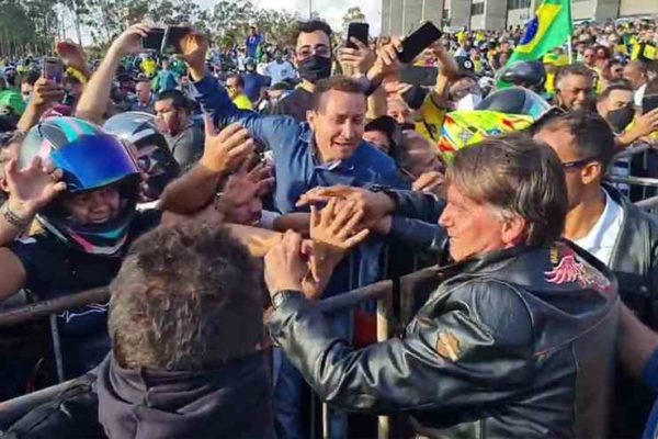 O presidente Jair Bolsonaro (PL), sem máscara, em visita à Uberlândia, no Triângulo Mineiro, onde ele recebeu 63% dos votos no segundo turno. Foto: Reprodução/Facebook