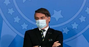 Jair Bolsonaro de braços cruzados