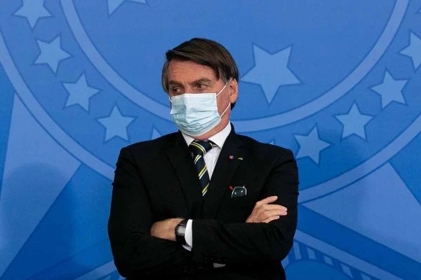 Jair Bolsonaro de braços cruzados