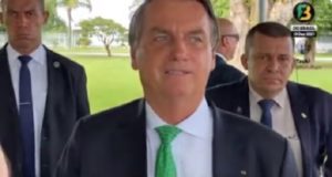 Bolsonaro em conversa com apoiadores