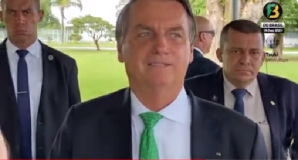 Bolsonaro em conversa com apoiadores