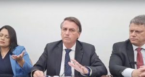 Presidente Jair Bolsonaro e ministro da Infraestrutura Tarcísio de Freitas, durante live