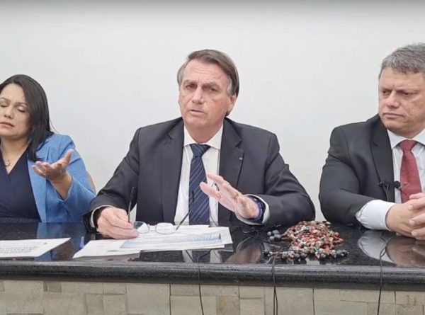 Presidente Jair Bolsonaro e ministro da Infraestrutura Tarcísio de Freitas, durante live