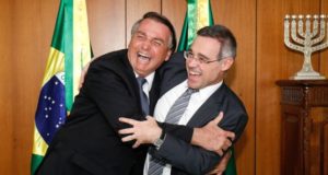 O presidente Jair Bolsonaro (PL) e o ministro ao STF, André Mendonça, indicado por ele. Foto: Alan Santos/PR