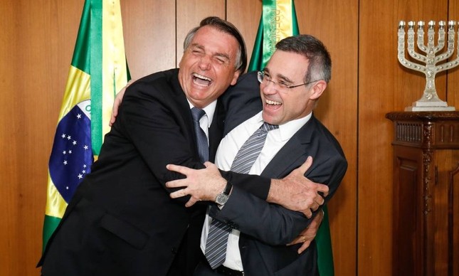 O presidente Jair Bolsonaro (PL) e o ministro ao STF, André Mendonça, indicado por ele. Foto: Alan Santos/PR