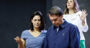 Bolsonaro ao lado de Michelle, durante um culto