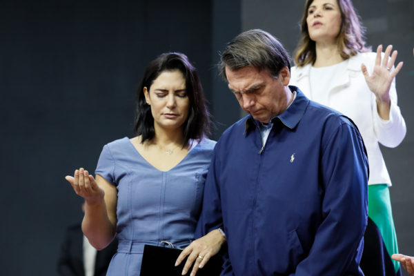 Bolsonaro ao lado de Michelle, durante um culto