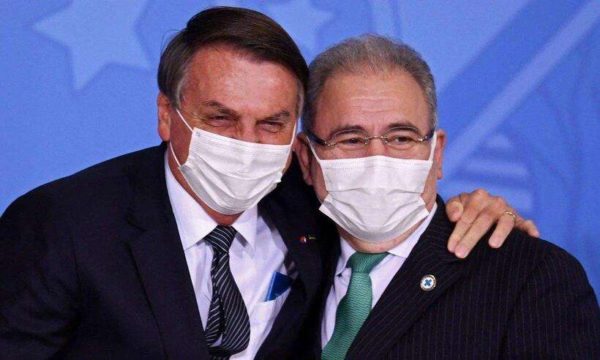 Bolsonaro abraçado a Queiroga