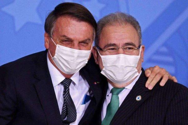 Bolsonaro abraçado a Queiroga