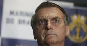 Bolsonaro olhando para cima