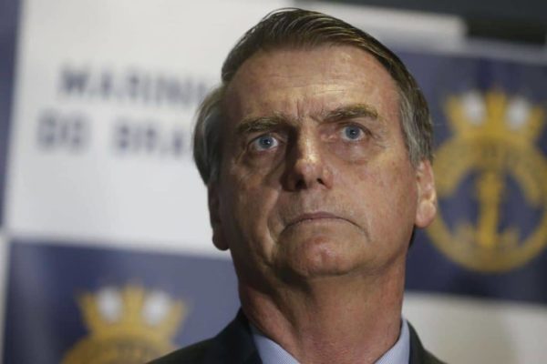 Bolsonaro olhando para cima