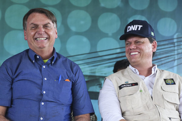 O avião em que estavam o presidente Jair Bolsonaro (PL) e o ministro Tarcísio de Freitas (Infraestrutura) não conseguiu pousar no Paraguai por falta de "teto". Foto: Ricardo Botelho/MInfra