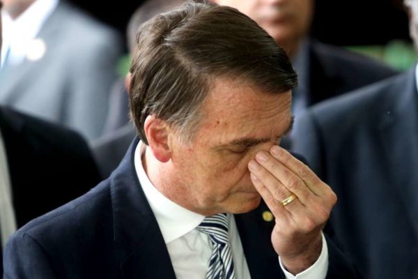 Bolsonaro, o rei dos bolsonaristas, com a mão no nariz