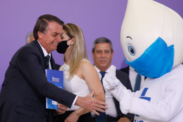 Bolsonaro tentando cumprimentar o Zé Gotinha