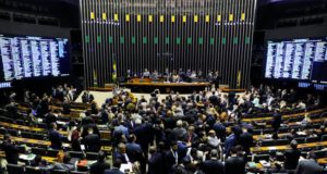 Imagem do alto do Plenário da Câmara dos Deputados cheio de parlamentares