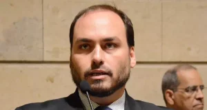 Carlos Bolsonaro funcionário crachá