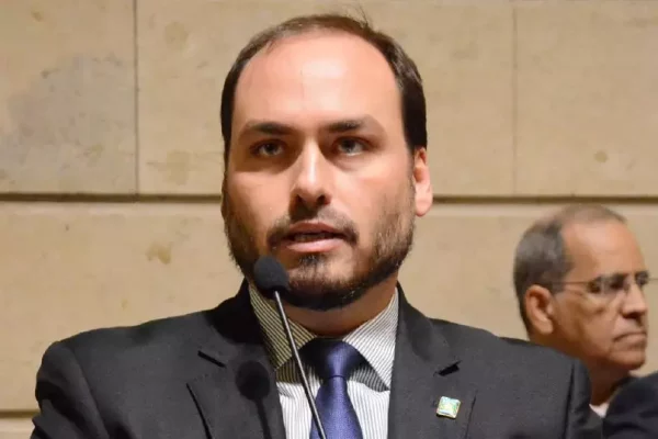 Carlos Bolsonaro funcionário crachá