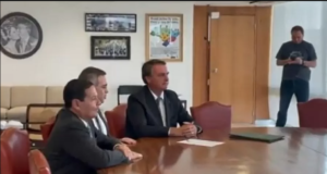 O vereador Carlos Bolsonaro (Republicanos-RJ) apareceu em Brasília em vídeo publicado durante nomeação de André Mendonça. Imagem: Reprodução/Twitter
