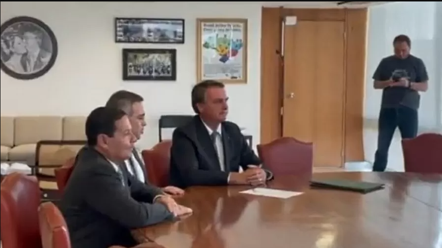 O vereador Carlos Bolsonaro (Republicanos-RJ) apareceu em Brasília em vídeo publicado durante nomeação de André Mendonça. Imagem: Reprodução/Twitter