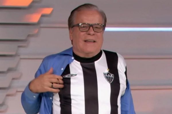 Chico Pinheiro de camisa do Atlético-MG