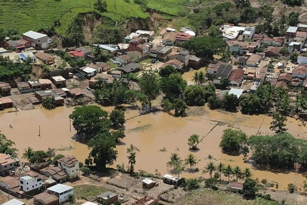 Quase meio milhão de pessoas foram afetadas pelas fortes chuvas na Bahia