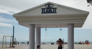 Havan instala chuveiro em praia de Florianópolis. Foto: Divulgação