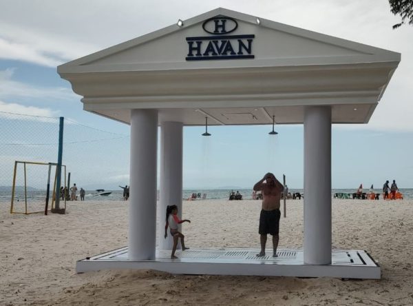 Havan instala chuveiro em praia de Florianópolis. Foto: Divulgação