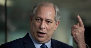 Ciro Gomes com a mão erguida